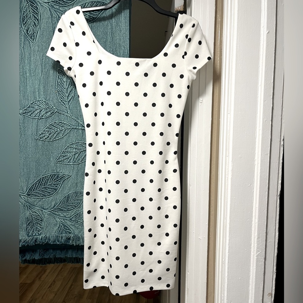 ✨🖤👗NWT Polka dot mid dress 👗🖤✨